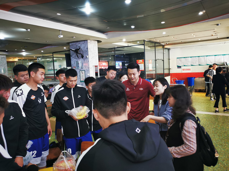教育学院涂丹副院长代表教育学院慰问CUBA篮球队员1.jpg