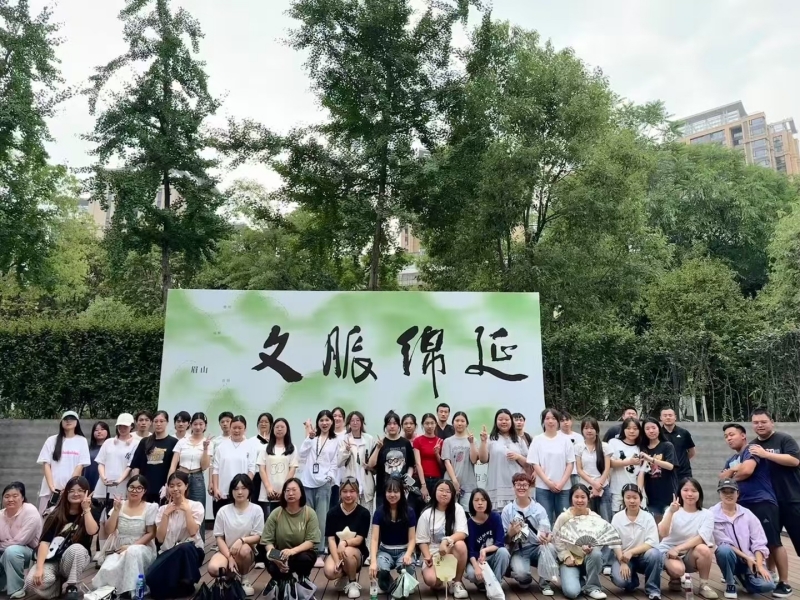 学生参观成渝德眉资美术作品展1.jpg