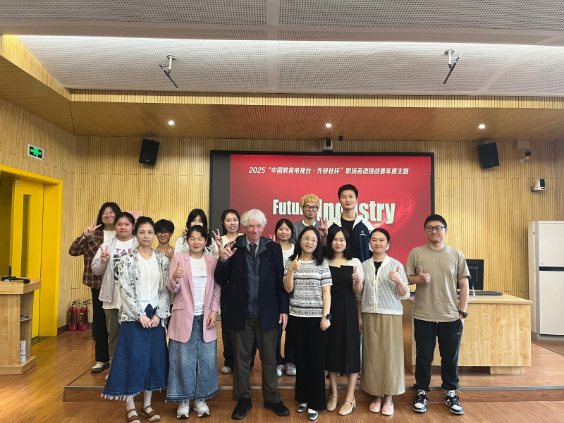 评委与参赛学生合影.JPG